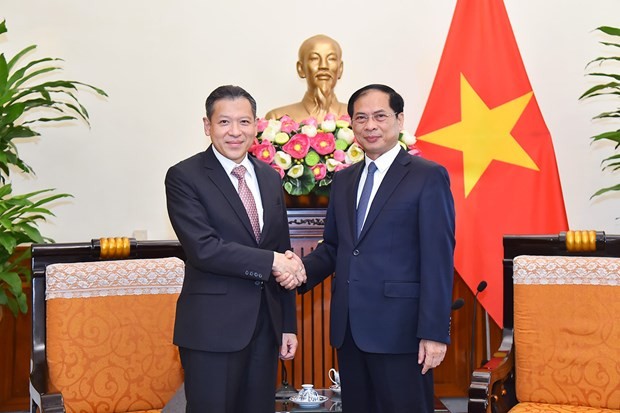Le ministre vietnamien des Affaires étrangères, Bùi Thanh Son (à droite) reçoit le secrétaire permanent adjoint au ministère thaïlandais des Affaires étrangères, Sarun Charoensuwan. Photo : VNA.