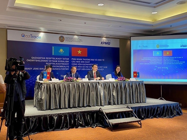 Rencontre des entreprises Vietnam - Kazakhstan dans le cadre de la visite de la délégation commerciale et économique des industriels kazakhs au Vietnam du 15 au 17 mars 2023. Photo : congthuong.vn