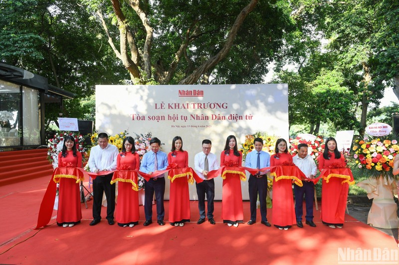 Cérémonie d’inauguration de la salle de presse convergente du Nhân Dân en ligne. Photo : NDEL.