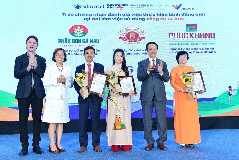 Trois entreprises ont été honorées lors du forum pour leurs efforts dans la promotion de l’égalité des sexes sur le lieu de travail. Photo : baoquocte.vn