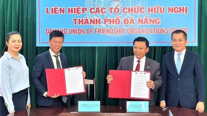 Signature de l’accord de coopération entre l’Union des organisations d’amitié de Dà Nang et l’organisation Activity International. Photo : thoidai.com.vn
