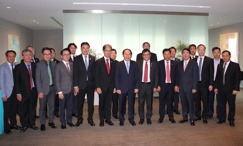 La délégation de Hai Phong lors de sa séance de travail avec les responsables du groupe japonais Sojitz. Photo : congthuong.vn