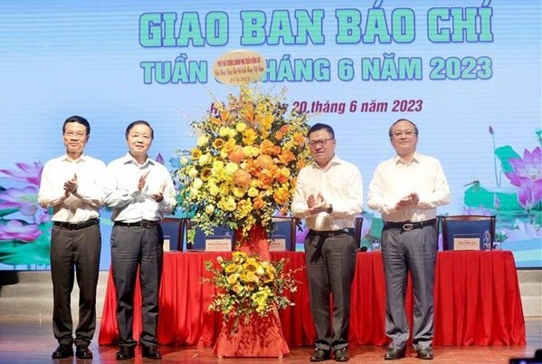 Le Vice-Premier ministre vietnamien, Trân Hông Hà (2e, à gauche), adresse ses voeux aux journalistes. Photo : VNA.