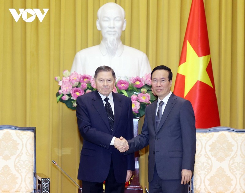 Le Président du Vietnam, Vo Van Thuong (à droite), et le président de la Cour suprême de la Fédération de Russie Lebedev Vyacheslav Mikhailovich. Photo : VNA.