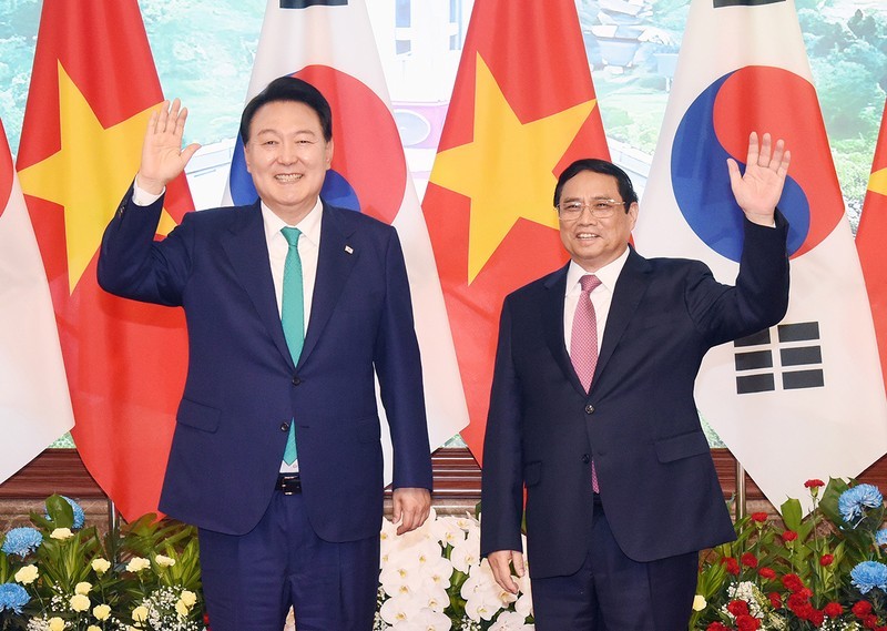Le Premier ministre vietnamien, Pham Minh Chinh (à droite) et le Président sud-coréen Yoon Suk Yeol. Photo : NDEL.