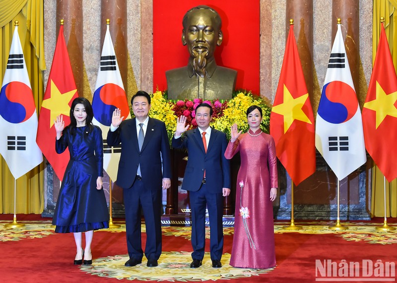 Le Président de la République de Corée, Yoon Suk Yeol, son homologue vietnamien Vo Van Thuong. Photo : VNA