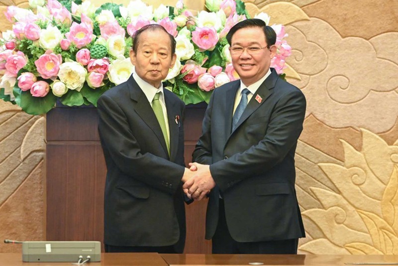 Nikai Toshihiro, ancien secrétaire général du LDP du Japon, président de l'Alliance d'Amitié parlementaire Japon - Vietnam, lors de sa rencontre avec le Président de l'AN du Vietnam, Vuong Dinh Huê (à droite). Photo : baoquocte.vn