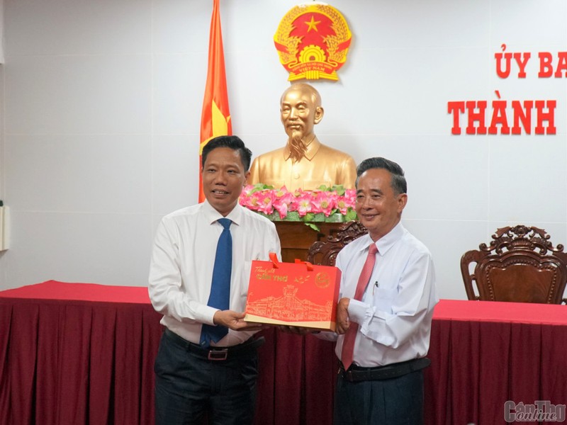Le vice-président du Comité populaire de la ville de CânTho, Nguyên Thuc Hiên (à gauche) et le président de l’Association Khmer - Vietnam au Cambodge, Sim Chy. Photo : baocantho.com.vn