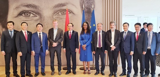 La délégation de Hô Chi Minh-Ville et les responsables de la région Île-de-France. Photo : VNA.