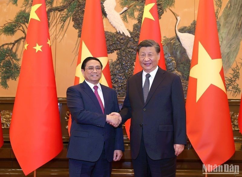 Le Premier ministre Pham Minh Chinh (à gauche) a eu une entrevue le 27 juin à Pékin avec le secrétaire général du Comité central du Parti communiste chinois, président chinois Xi Jinping. Photo : NDEL