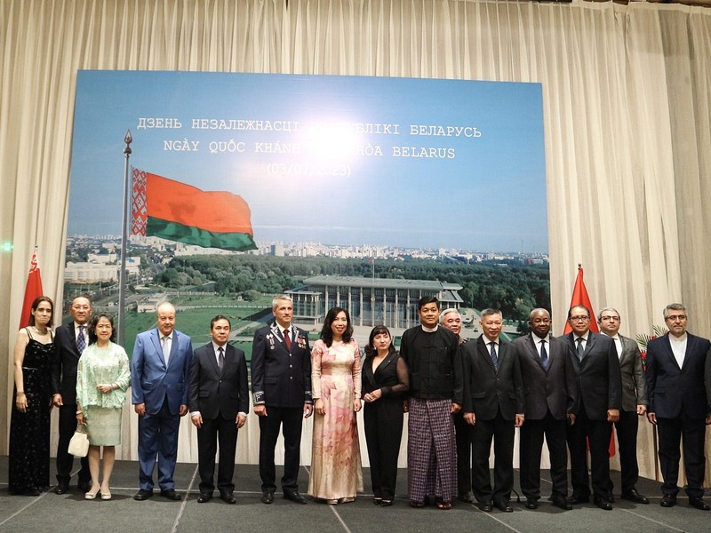 Des invités lors de cérémonie célébrant le 79e anniversaire de la Fête nationale biélorusse, le 29 juin à Hanoï. Photo : thoidai.com.vn