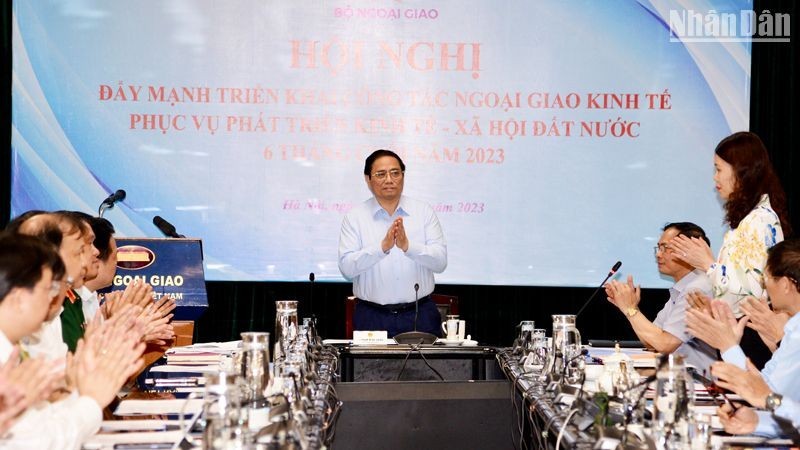 Le Premier ministre Pham Minh Chinh (au centre) lors de la conférence. Photo : VOV.