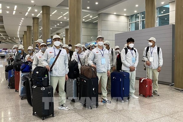 Des travailleurs vietnamiens à l'aéroport Incheon, en République de Corée. Photo : VNA
