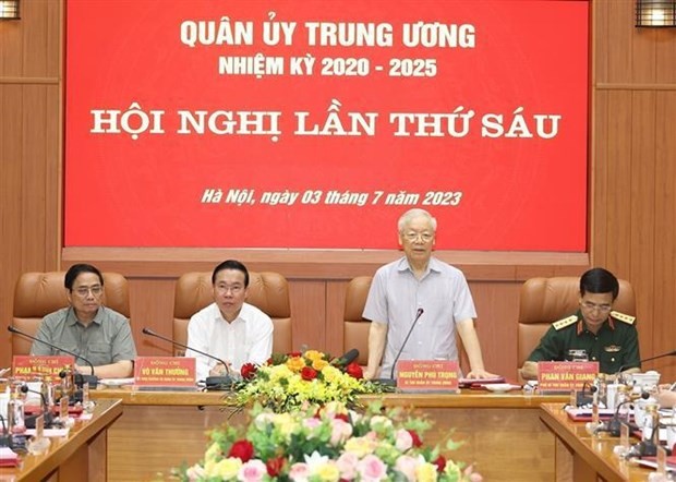 Le Secrétaire général du PCV, Nguyên Phu Trong (debout), également secrétaire de la Commission militaire centrale, préside la 6e conférence du mandat 2020 - 2025 de ladite commission. Photo : VNA.