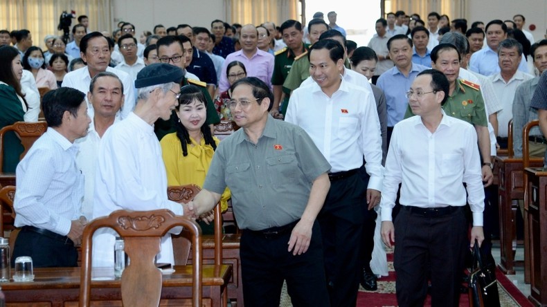 Le Premier ministre Pham Minh Chinh serre la main d'un électeur de la ville de Cân Tho. Photo: NDEL
