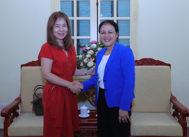 L’ambassadrice Nguyên Phuong Nga, présidente de l’Union des Organisations d’amitié du Vietnam (à droite) et la directrice exécutive de la Fondation Internationale de Singapour, Jean Tan. Photo : thoidai.com.vn