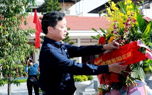 Le Vice-Premier ministre Trân Hông Hà rend hommage à l’ancien secrétaire général du Parti communiste du Vietnam Nguyên Van Cu. Photo : VGP.