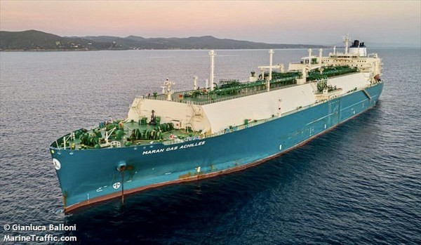 Le navire méthanier Maran Gas Achilles, battant pavillon grec, transporte près de 70.000 tonnes de gaz naturel liquéfié (GNL). Photo: suckhoedoisong.vn