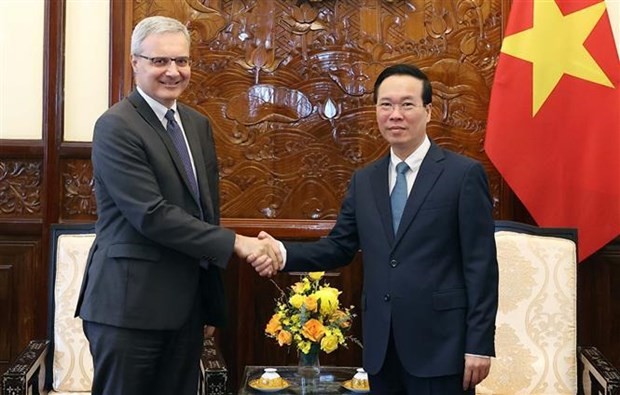 Le Président Vo Van Thuong (à droite) avec l’ambassadeur de France Nicolas Warnery, à Hanoi, le 10 juillet. Photo : VNA.