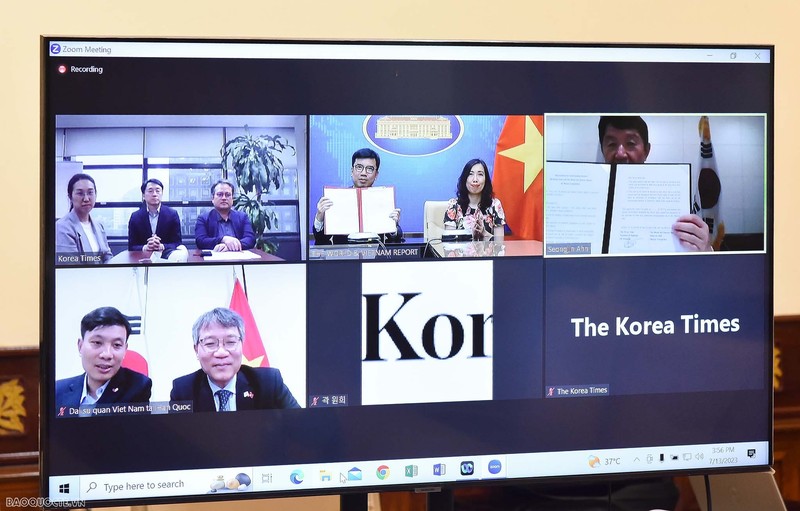 La vidéo-cérémonie de signature de coopération entre The World & Vietnam report et The Korea Times. Photo : baoquocte.vn