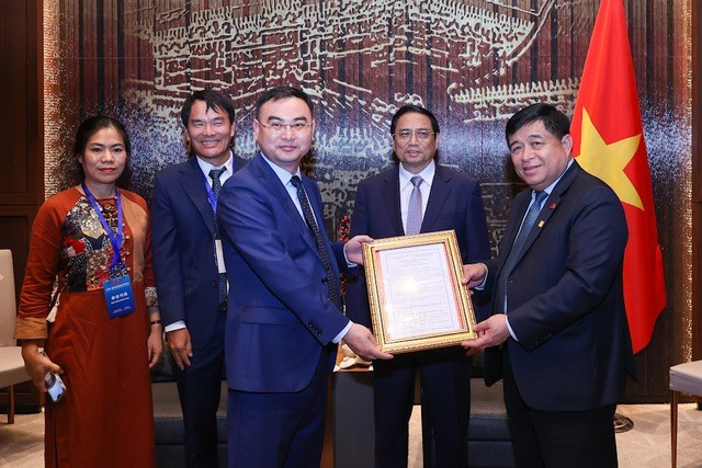 Le certificat d’investissement pour le projet du groupe thaïlandais Runergy PV Technology Ltd. Photo : baodautu.vn