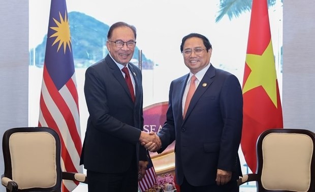 Le Premier ministre vietnamien, Pham Minh Chinh (à droite), et son homologue malaisien lors du 42e Sommet de l'ASEAN tenu à Labuan Bajo en Indonésie. Photo : VNA.