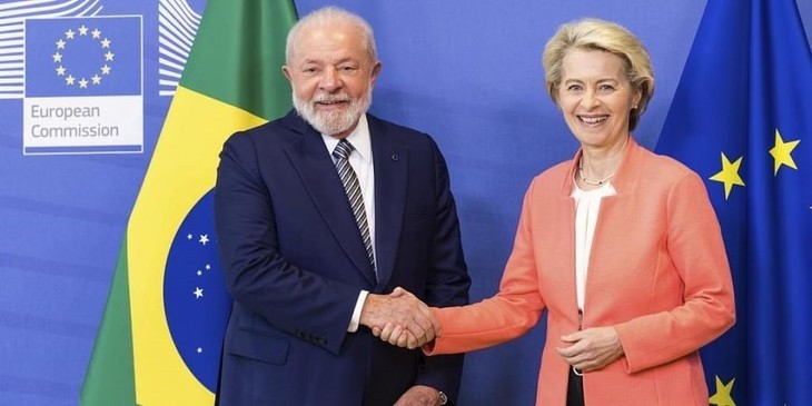 La présidente de la Commission européenne Ursula von der Leyen (à droite) et le président brésilien Lula da Silva le 17 juillet 2023. Photo : AP