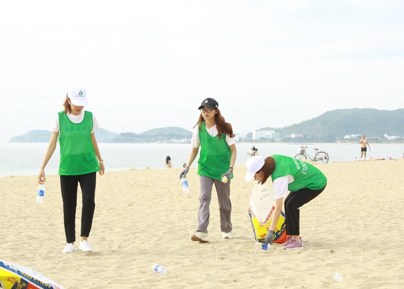 Des bénévoles participent au nettoyage de la mer, des zones publiques côtières et des zones paysagères de la ville de Nha Trang. Photo : VOV.