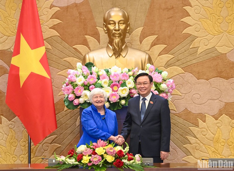 Le Président de l’AN, Vuong Dinh Huê (à droite) et la secrétaire américaine au Trésor Janet Yellen. Photo : NDEL.