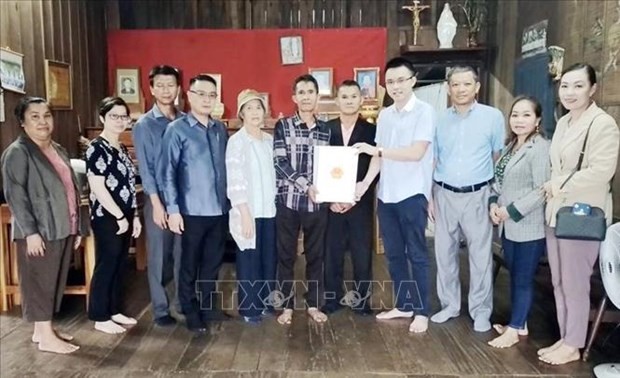 Des représentants du Consulat général du Vietnam dans la ville de Pakse, dans la province lao de Champassak, en collaboration avec l'Association des Vietnamiens de Champassak remettent des cadeaux à 23 familles des personnes méritantes. Photo : VNA