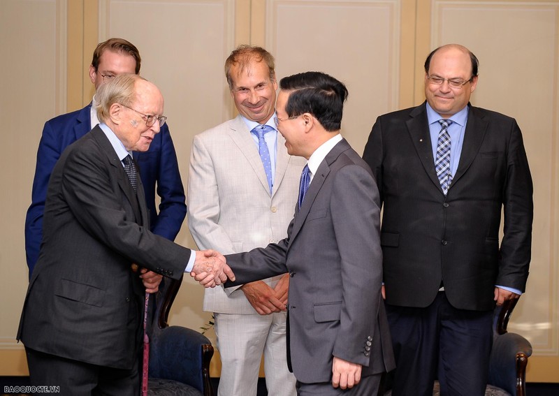 Le Président vietnamien, Vo Van Thuong (à droite) salue les contributions importantes des amis autrichiens pour avoir des points positifs dans les relations Vietnam-Autriche. Photo : baoquocte.vn