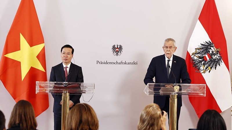 Les Présidents vietnamien (à gauche) et autrichien rencontrent la presse après leur entretien. Photo : VNA.
