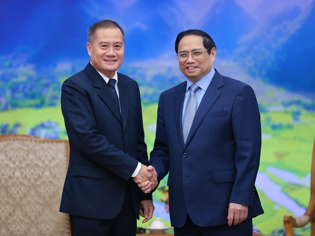 Le Premier ministre Pham Minh Chinh (à droite) reçoit la délégation de la KPL. Photo : VNA.