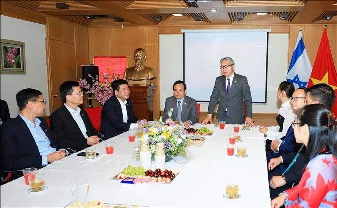 L'ambassadeur vietnamien en Israel, Ly Duc Trung, et la délégation vietnamienne dirigée par le Vice-Premier ministre Trân Luu Quang. Photo : VNA.