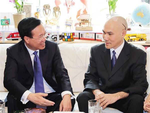 Le Président Vo Van Thuong (à gauche) et le docteur en physique Nguyên Duy Hà. Photo : VNA.