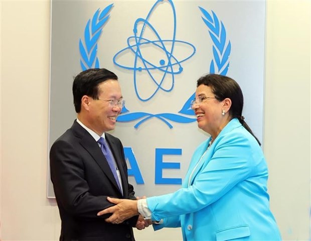 Le Président vietnamien, Vo Van Thuong, et la directrice générale par intérim de l'Agence internationale de l'énergie atomique (AIEA), Najat Mokhtar. Photo : VNA.