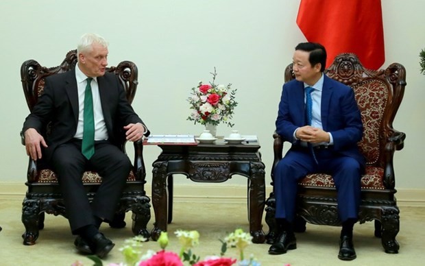 Le Vice-Premier ministre vietnamien, Trân Hông Hà (à droite), reçoit le ministre britannique de la Sécurité énergétique et du Net zéro, Graham Stuart. Photo : VNA.