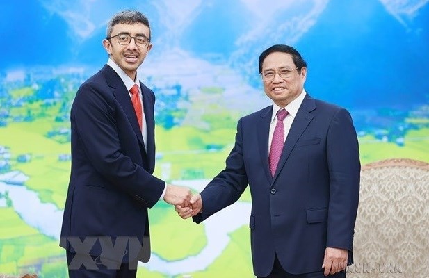 Le Premier ministre vietnamien, Pham Minh Chinh (à droite), reçoit le ministre des Affaires étrangères des Émirats arabes unis, Cheikh Abdullah bin Zayed Al Nahyan, le 14 juin 2023 à Hanoï. Photo : VNA.