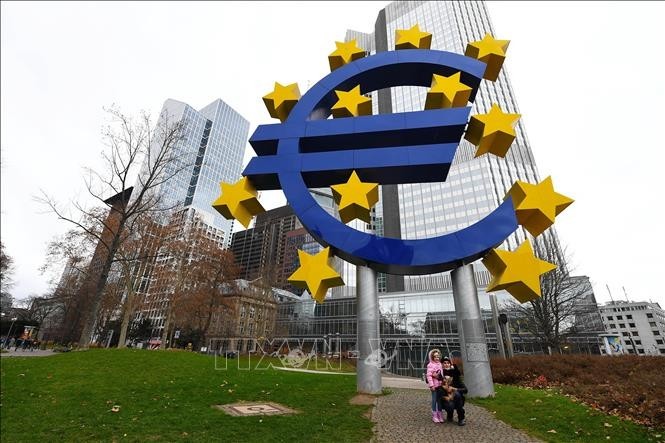 Le symbole de l'euro à Francfort, en Allemagne. Photo : VNA.
