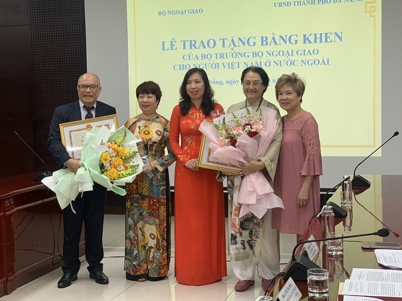 Cérémonie pour décerner des certificats de mérite du ministre des AE à deux Vietnamiens à l'étranger en reconnaissance de leur contribution au développement de la ville de Dà Nang. Photo : baoquocte.vn