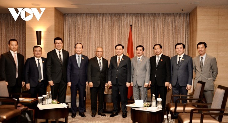 Le Président de l’Assemblée nationale vietnamienne et les responsables du groupe Ciputra. Photo : VOV.