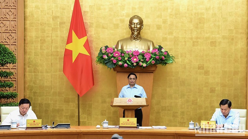 Le Premier ministre Pham Minh Chinh préside une réunion périodique du gouvernement pour évaluer les performances socio-économiques de juillet. Photo : VNA.