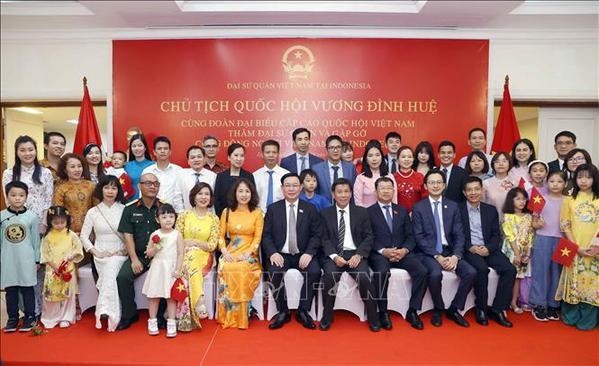 Le Président de l'AN, Vuong Dinh Huê et des responsables et du personnel de l'ambassade du Vietnam à Jakarta, de la mission permanente du Vietnam auprès de l'ASEAN et de la communauté vietnamienne en Indonésie. Photo : VNA