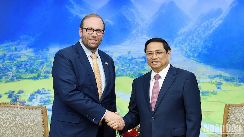 Le Premier ministre Pham Minh Chinh (à droite) serre la main du président de la Commission des voies et moyens de la Chambre des Représentants américains, Jason Smith, à Hanoi, le 4 août. Photo: NDEL