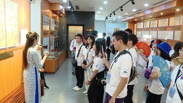 Les jeunes Vietnamiens à l'étranger participant au Camp d’été du Vietnam 2023 ont visité le Musée Hoàng Sa dans la ville de Dà Nang (au Centre du Vietnam). Photo : VNA.