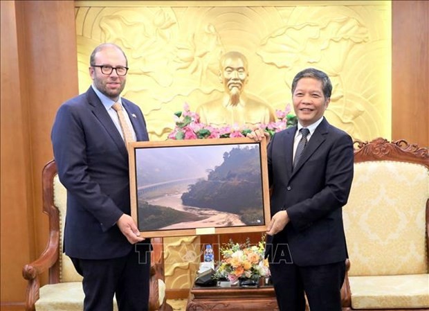 Le membre du Bureau Politique et chef de la Commission économique du Comité central du Parti, Trân Tuân Anh (à droite) et le président de la Commission des voies et moyens de la Chambre des Représentants américains, Jason Smith (à gauche). Photo : VNA.