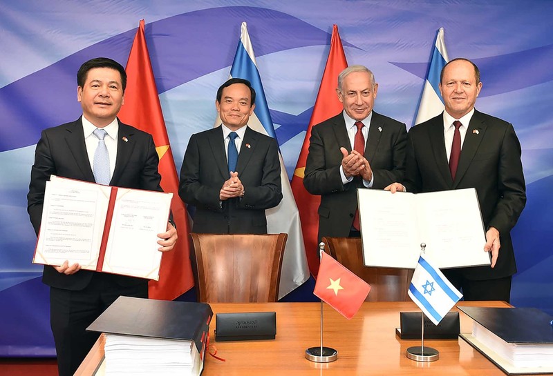 Le Vice-Premier ministre vietnamien, Trân Luu Quang, et le Premier ministre israélien, Benjamin Netanyahu, assistent à la cérémonie de signature de l'Accord de libre-échange Vietnam - Israël. Photo : VGP.