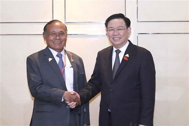 Le Président de l'Assemblée nationale du Vietnam, Vuong Dinh Huê (à droite) rencontre le 7 août le vice-président du Sénat cambodgien, Kittisangkahabindit Tep Ngorn. Photo : VNA.