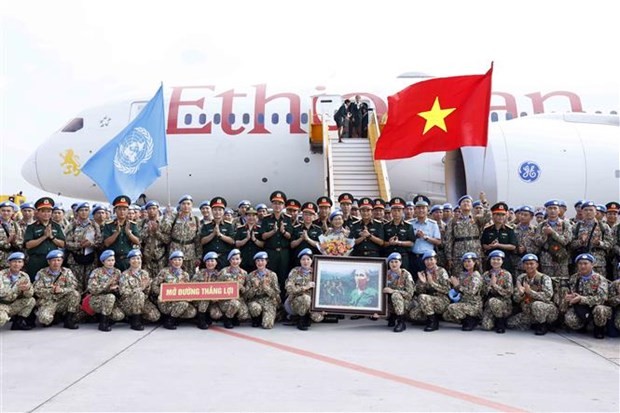 L'Unité de génie militaire No 2 à l'aéroport international de Nôi Bai, à Hanoi, pour partir rejoindre la Force intérimaire de sécurité des Nations Unies pour Abiyé (FISNUA). Photo : VNA.