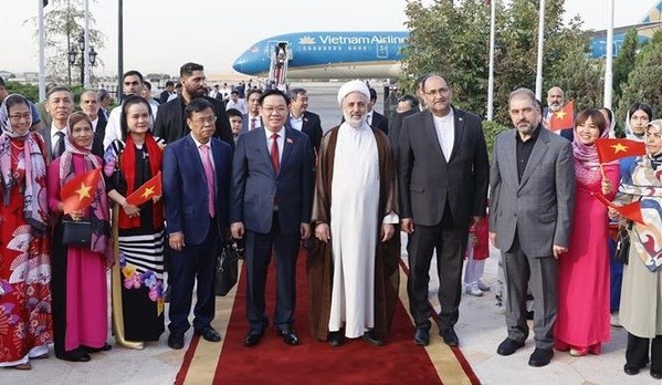 La cérémonie d'accueil du Président de l'Assemblée nationale, Vuong Dinh Huê, à l'aéroport de Mehrabad, à Téhéran. Photo : VNA.